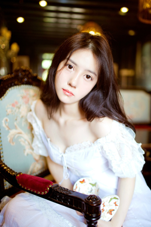 友谊是美酒，年份越久越醇香浓厚；友谊是焰火，在高处绽放才愈是美丽；友谊是鲜花，送之于人手有余香。